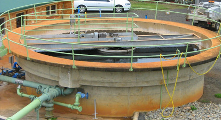 Sludge blanket level sensor in sedimentation tanks