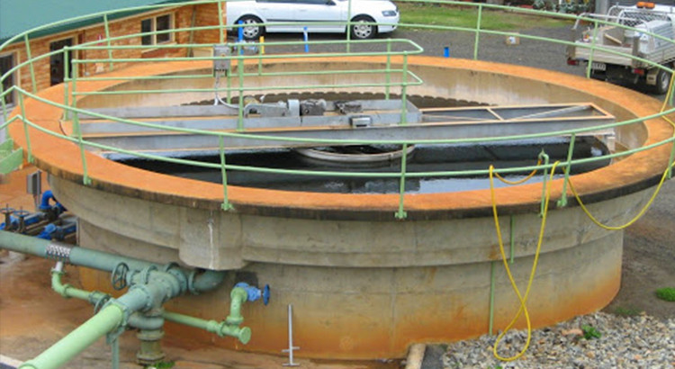 Sludge blanket level sensor in sedimentation tanks